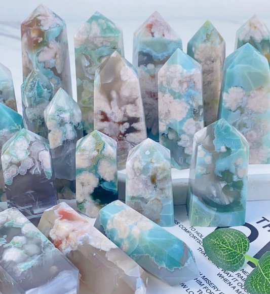 Green flower agate tower